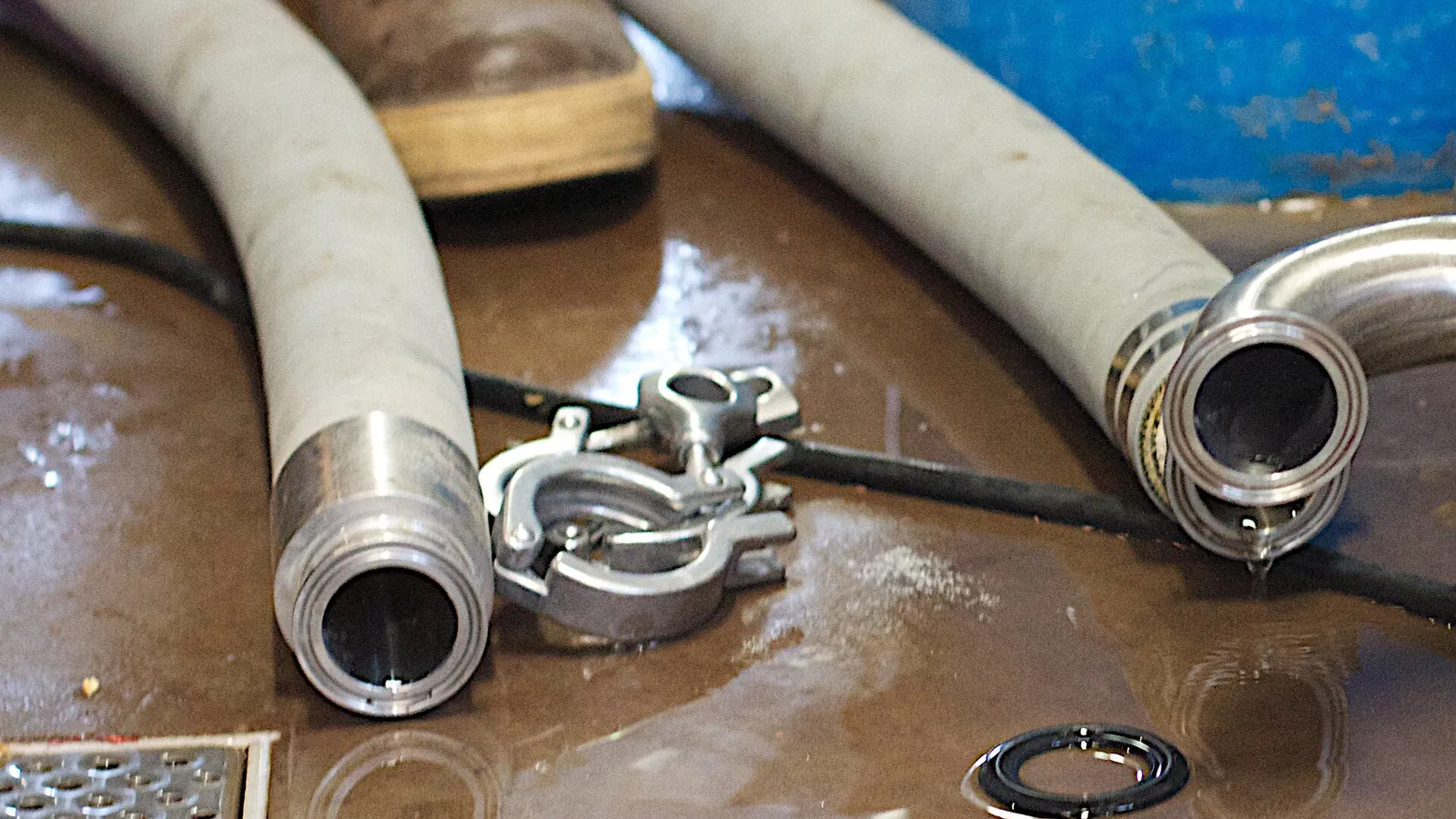 Stacked stainless flanges for hygienic hose connections