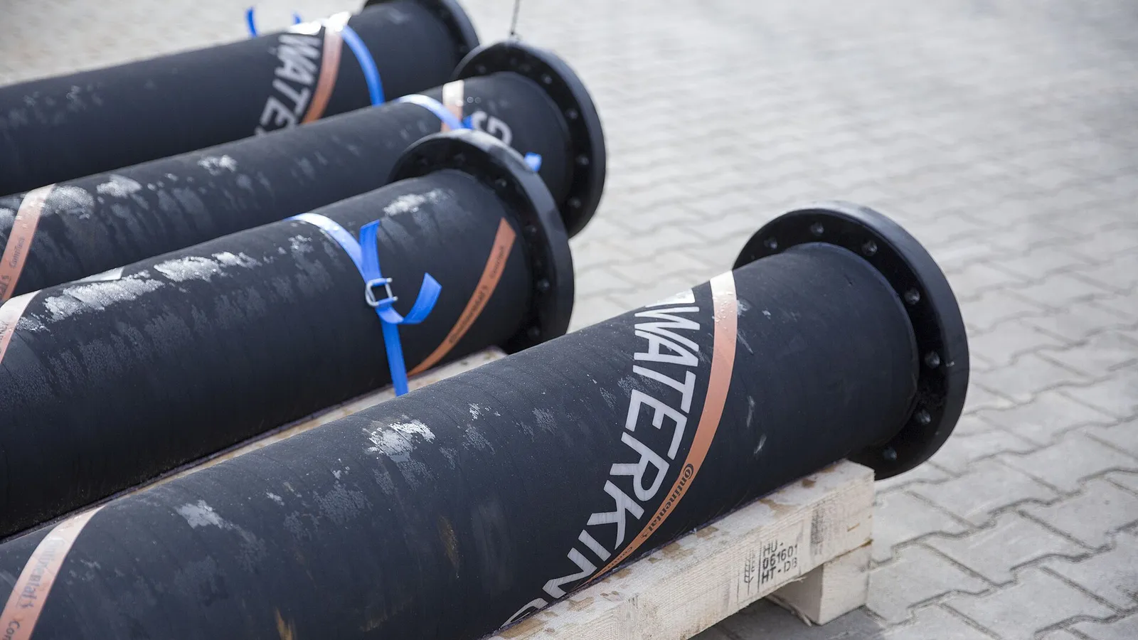 Large bore suction and discharge hose with flanges on pallet